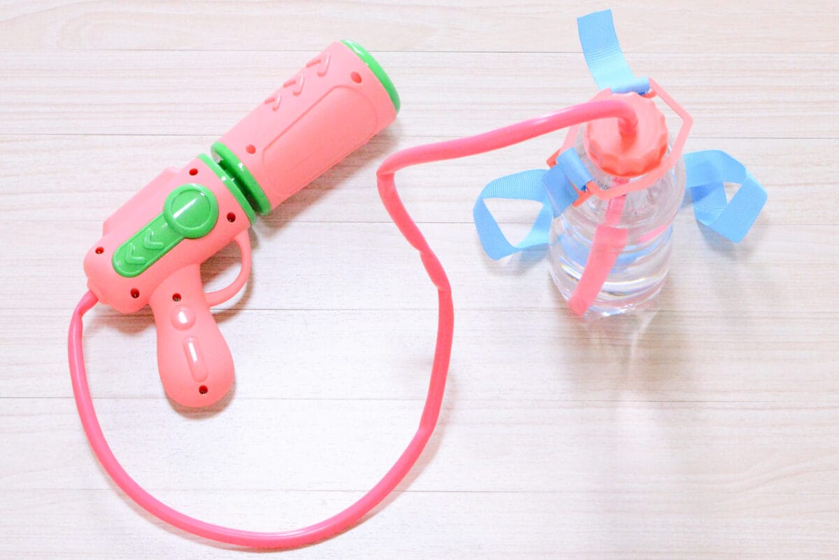 ダイソーの水鉄砲おすすめ7選！話題の電動水鉄砲やタンク式も紹介