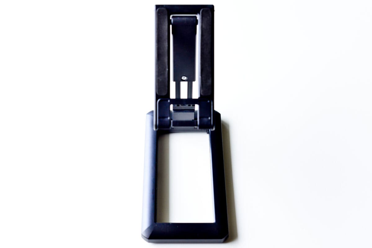 セリアのスマホスタンドがスゴすぎ!こんなに便利で110円ってマジか