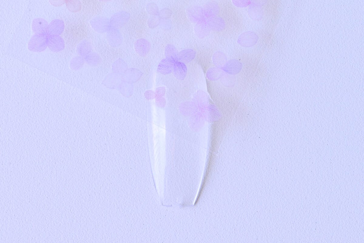 セリアのネイルシールのやり方は?新作やパーツも紹介【2025】