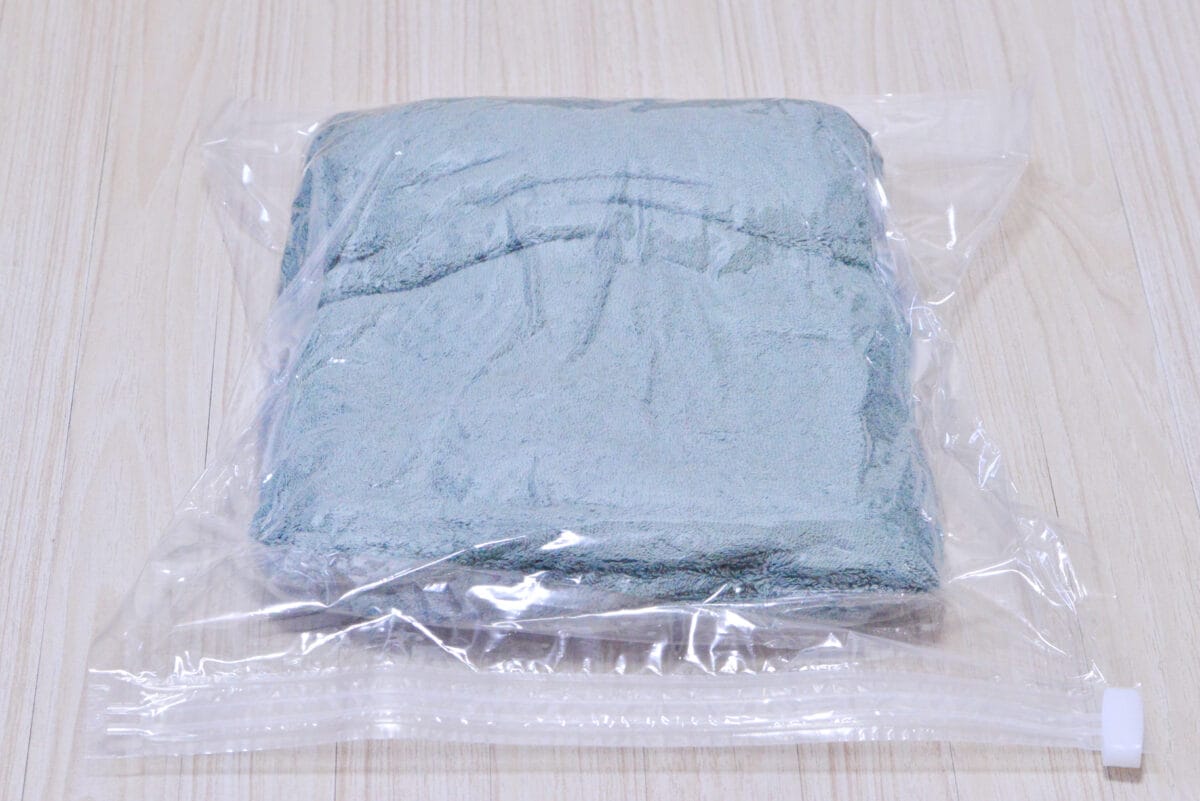 ダイソー「圧縮バッグ」は旅行におすすめ!収納にも便利な実力をレビュー