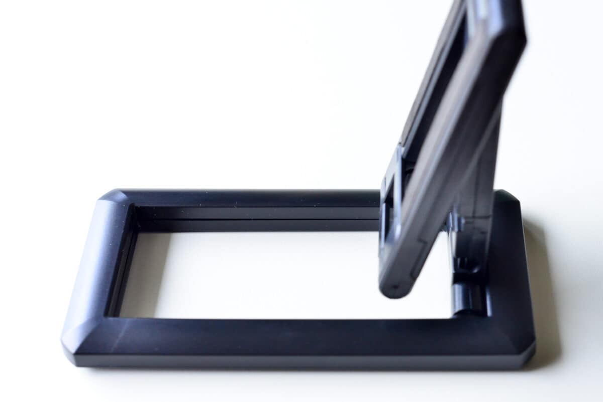 セリアのスマホスタンドがスゴすぎ!こんなに便利で110円ってマジか