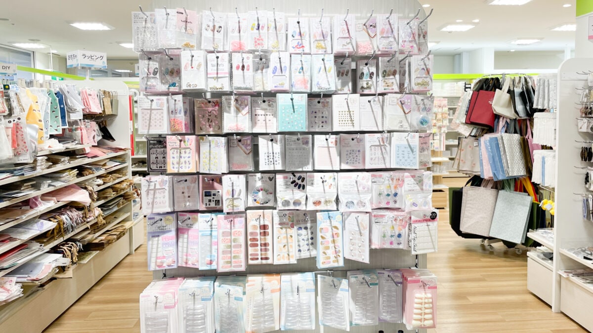 セリアのネイルシールのやり方は?新作やパーツも紹介【2025】