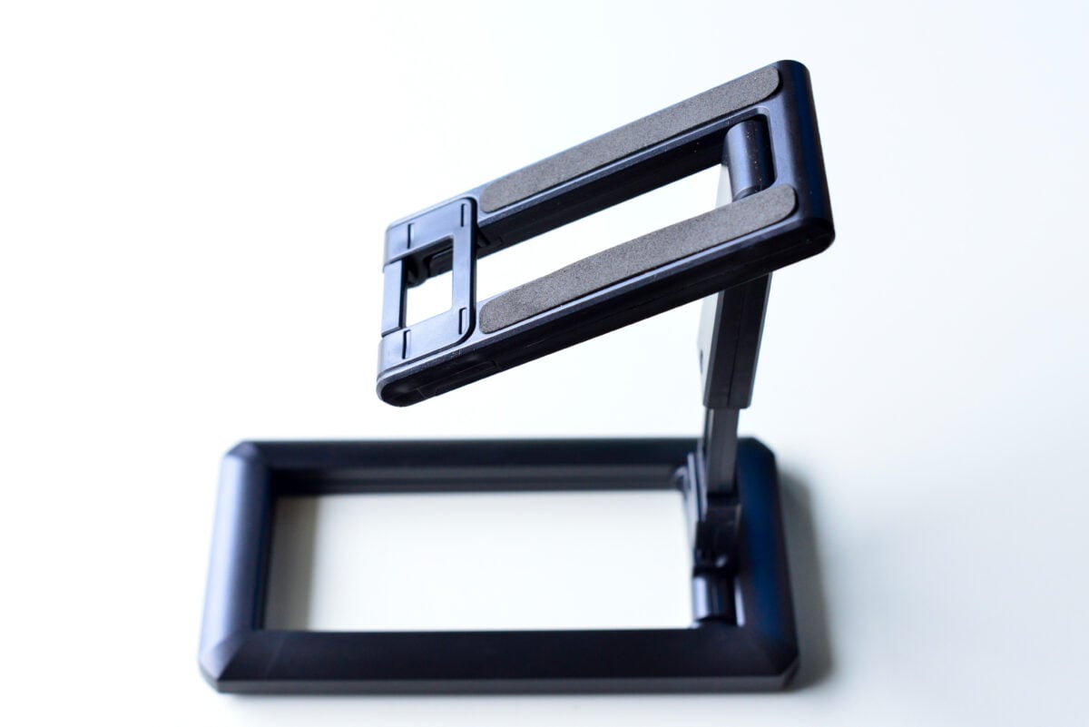 セリアのスマホスタンドがスゴすぎ!こんなに便利で110円ってマジか