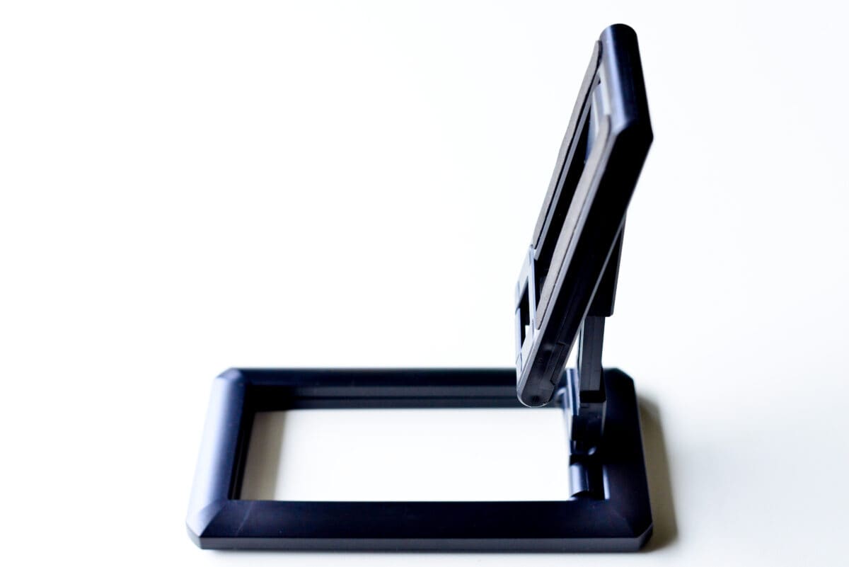 セリアのスマホスタンドがスゴすぎ!こんなに便利で110円ってマジか