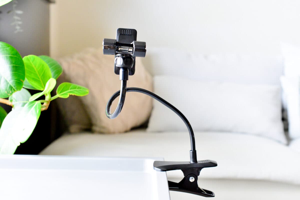 セリアのスマホスタンドがスゴすぎ!こんなに便利で110円ってマジか