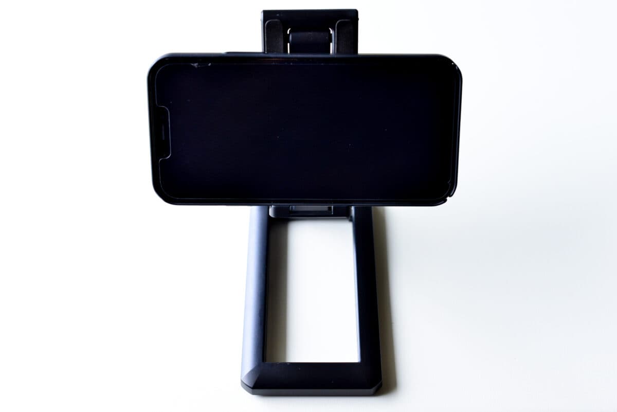 セリアのスマホスタンドがスゴすぎ!こんなに便利で110円ってマジか