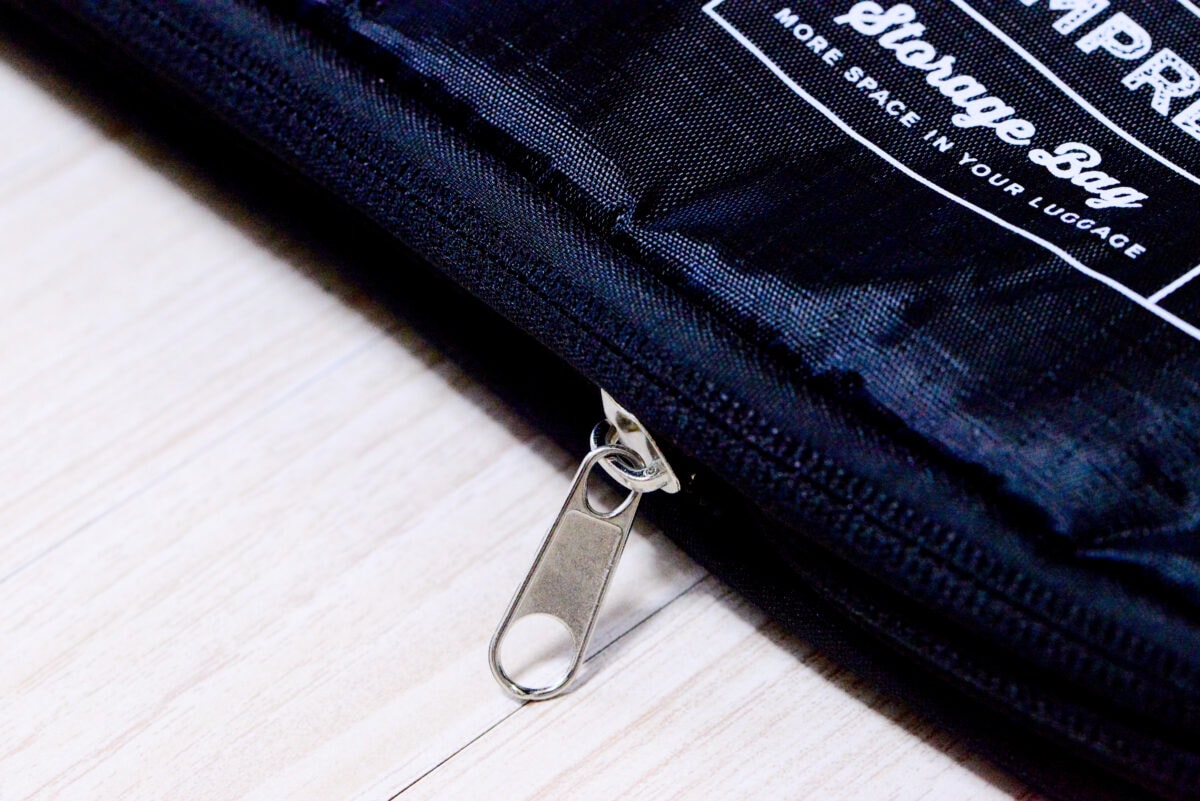 ダイソー「圧縮バッグ」は旅行におすすめ!収納にも便利な実力をレビュー