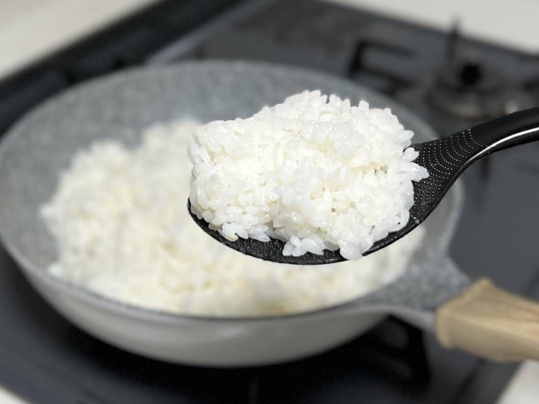 最短10分！フライパンで炊飯する方法に「助かる」「アウトドアや災害時にも役立つ」