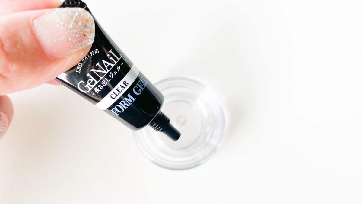 セリアのネイルシールのやり方は?新作やパーツも紹介【2025】