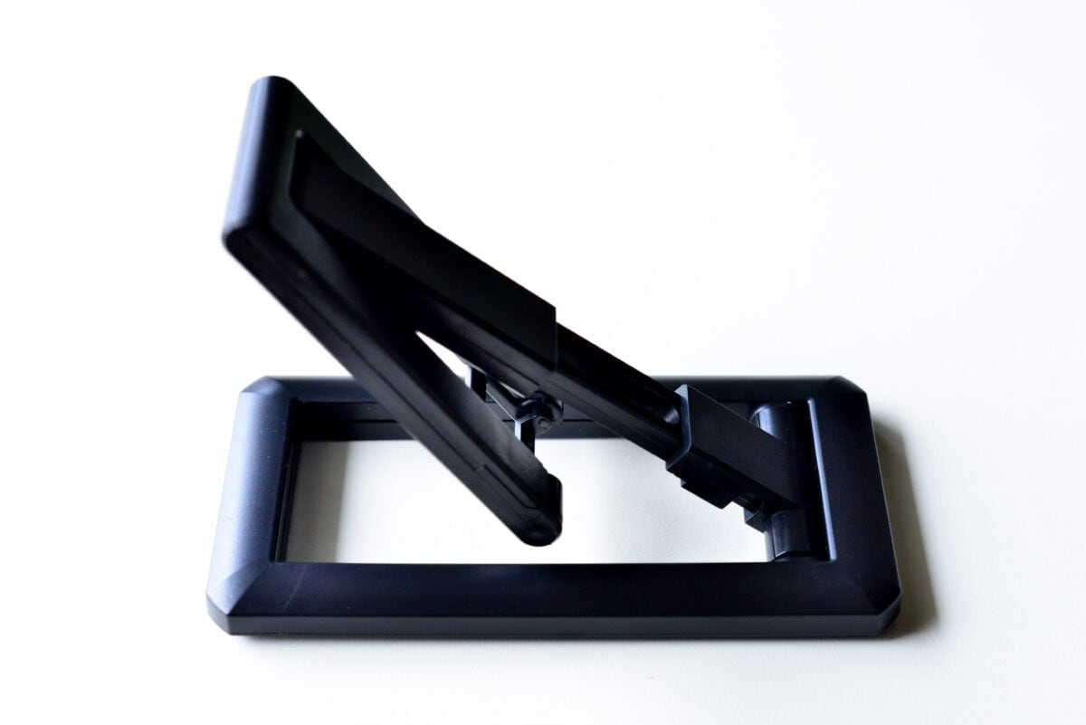 セリアのスマホスタンドがスゴすぎ!こんなに便利で110円ってマジか