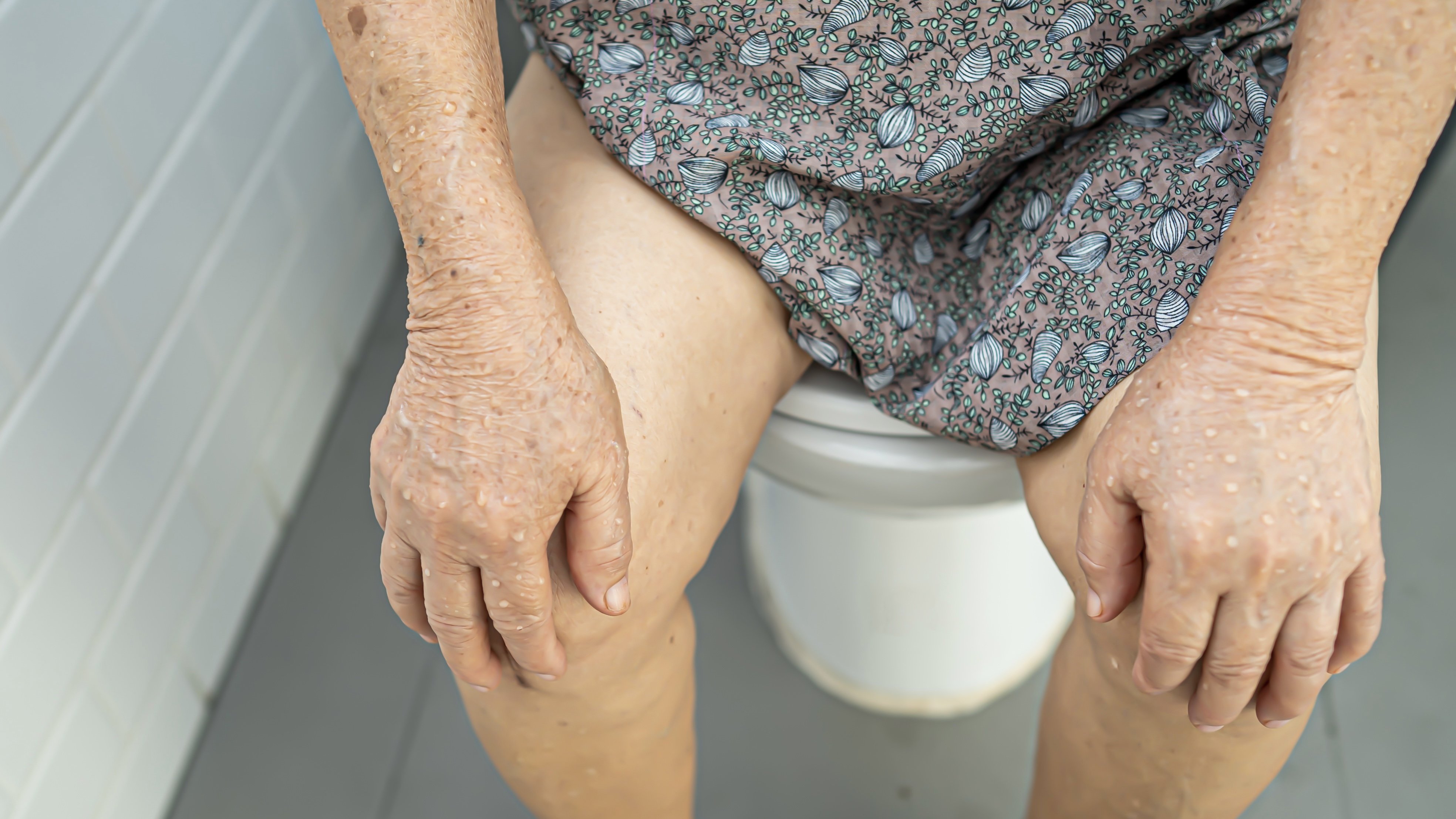 下半身裸で倒れていた高齢者の意外な死因はトイレでおなじみの“ある”行動…突然死すら招きかねないシニアの便秘の恐怖