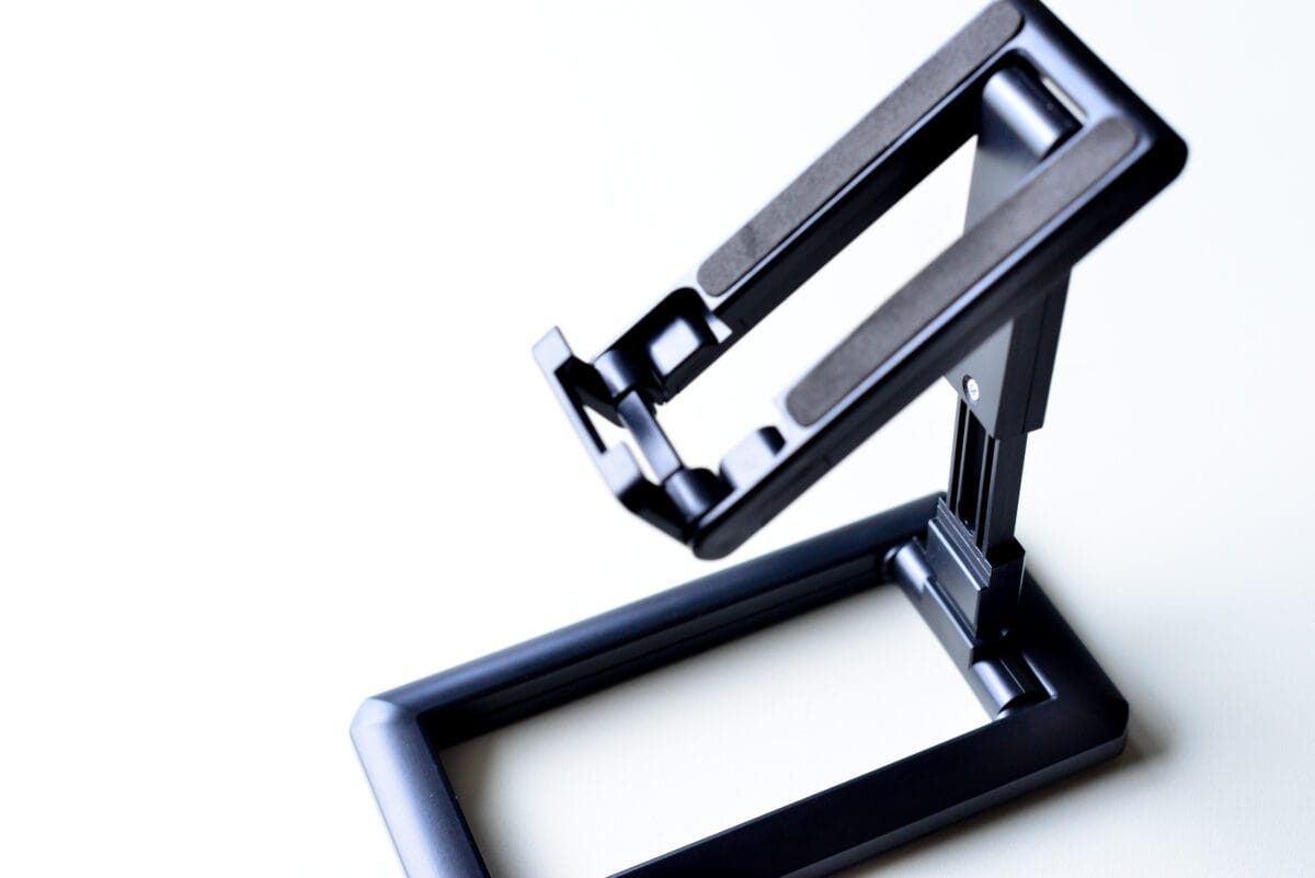 セリアのスマホスタンドがスゴすぎ!こんなに便利で110円ってマジか