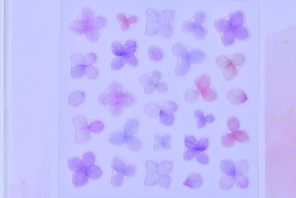 セリアのネイルシールのやり方は？新作やパーツも紹介【2025】
