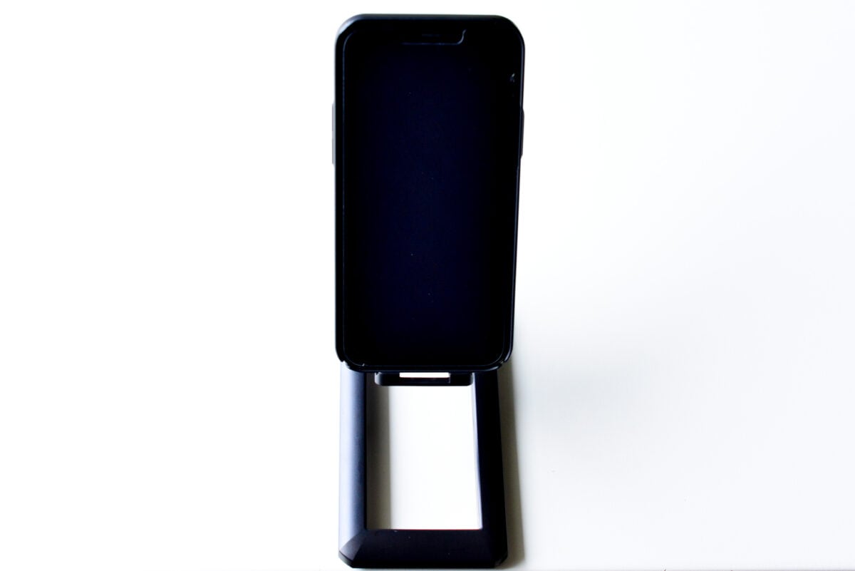 セリアのスマホスタンドがスゴすぎ!こんなに便利で110円ってマジか