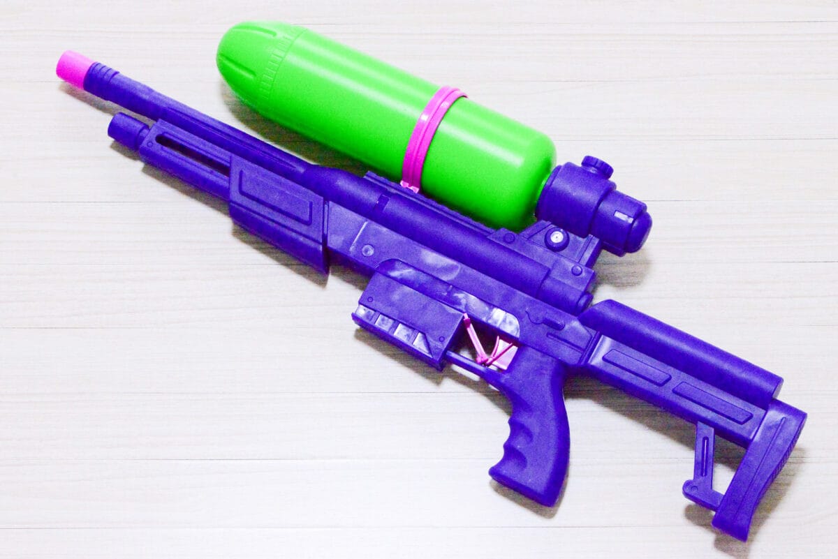 ダイソーの水鉄砲おすすめ7選!話題の電動水鉄砲やタンク式も紹介