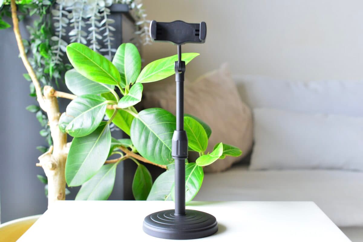 セリアのスマホスタンドがスゴすぎ!こんなに便利で110円ってマジか