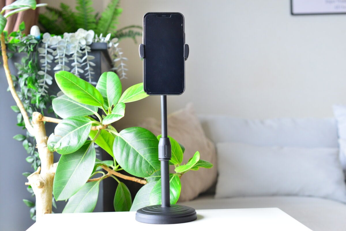 セリアのスマホスタンドがスゴすぎ!こんなに便利で110円ってマジか