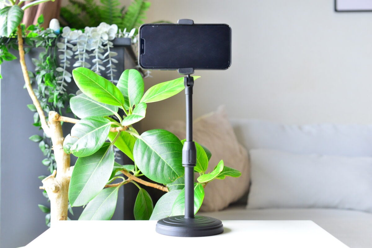 セリアのスマホスタンドがスゴすぎ!こんなに便利で110円ってマジか