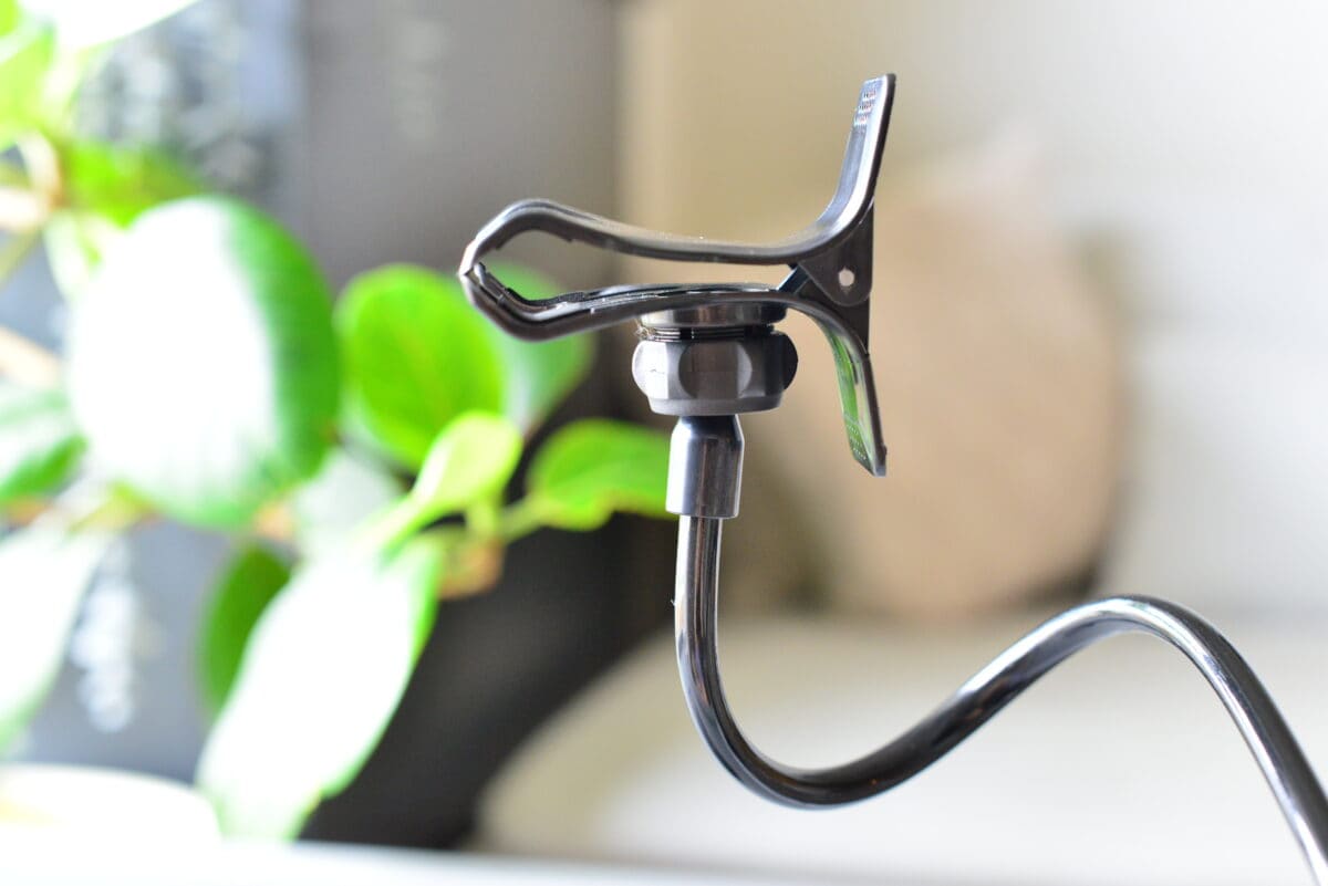 セリアのスマホスタンドがスゴすぎ!こんなに便利で110円ってマジか