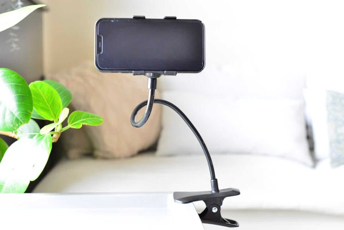 セリアのスマホスタンドがスゴすぎ!こんなに便利で110円ってマジか