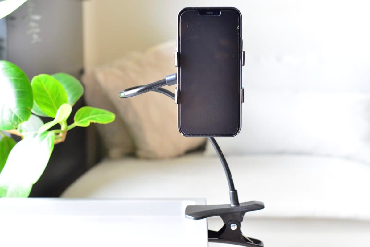 セリアのスマホスタンドがスゴすぎ!こんなに便利で110円ってマジか