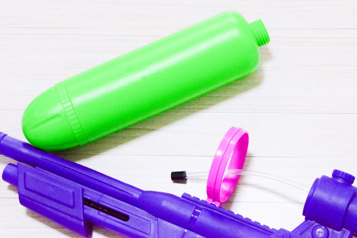 ダイソーの水鉄砲おすすめ7選!話題の電動水鉄砲やタンク式も紹介