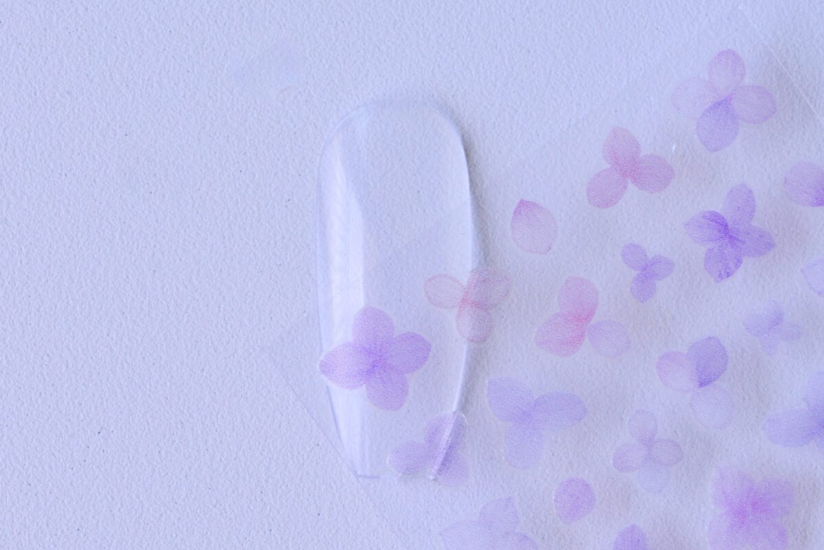 セリアのネイルシールのやり方は?新作やパーツも紹介【2025】