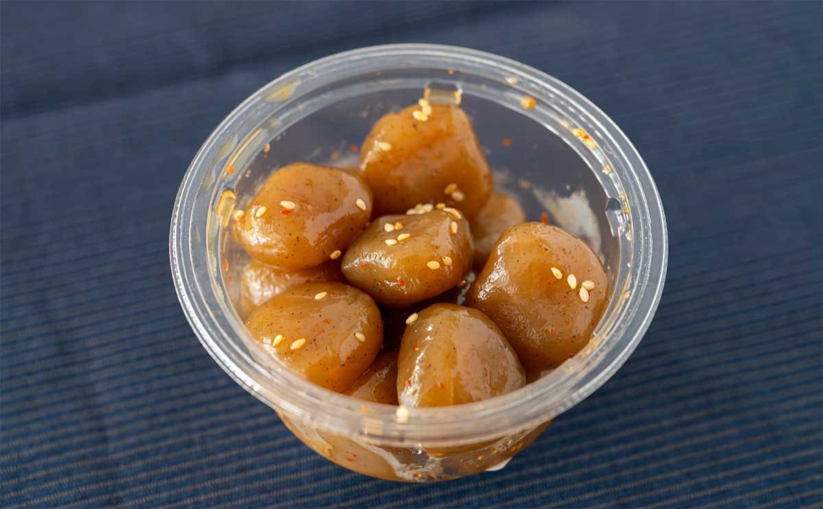 【セブン新商品】人気の丸い食べ物がピリ辛味になって登場