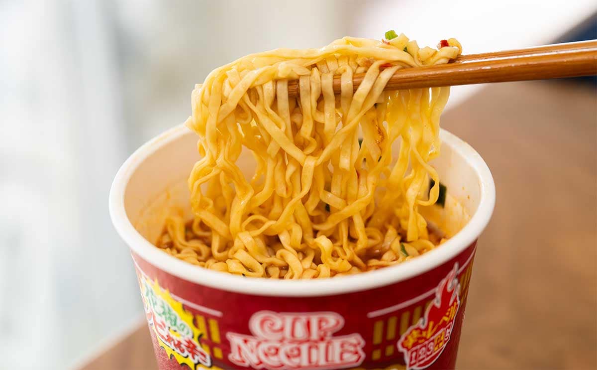 「箱買いしたい」「汗止まらん」【カップヌードル】辛さレベル4の新商品はむせまくるけど美味い