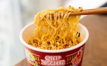 「箱買いしたい」「汗止まらん」【カップヌードル】辛さレベル4の新商品はむせまくるけど美味い