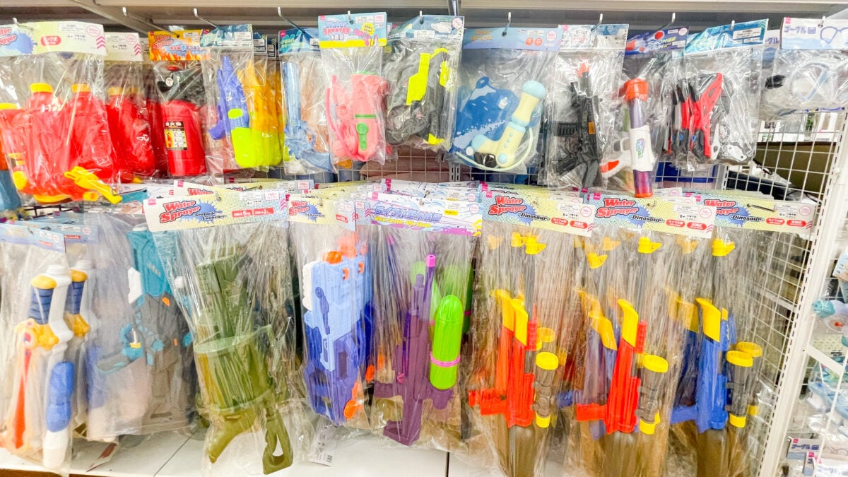 ダイソーの水鉄砲おすすめ7選!話題の電動水鉄砲やタンク式も紹介