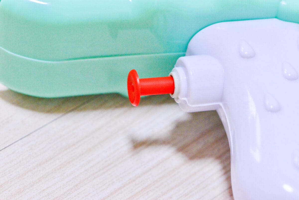 ダイソーの水鉄砲おすすめ7選！話題の電動水鉄砲やタンク式も紹介