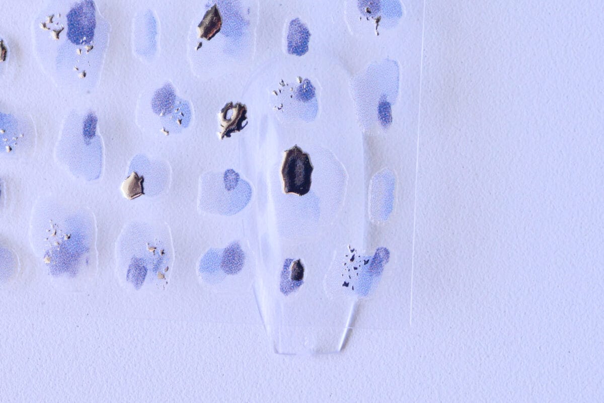 セリアのネイルシールのやり方は?新作やパーツも紹介【2025】