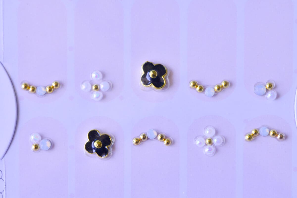 セリアのネイルシールのやり方は?新作やパーツも紹介【2025】