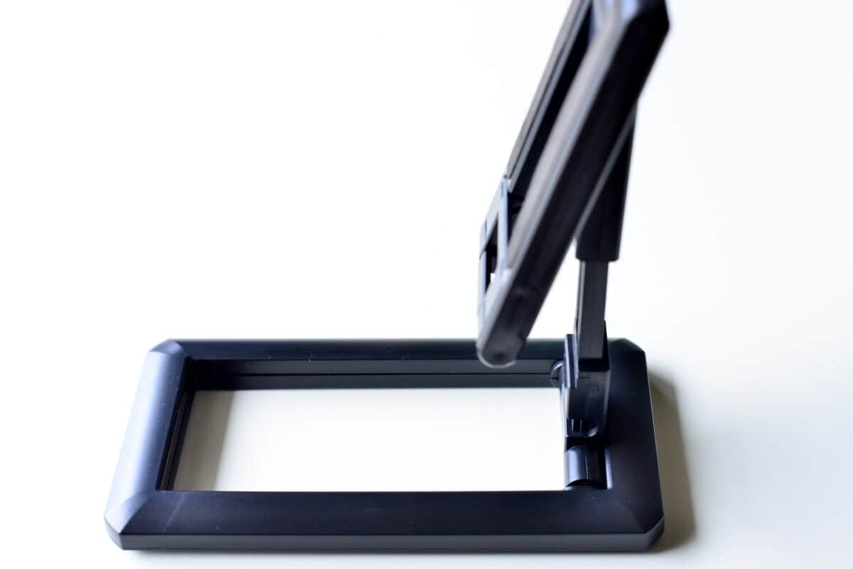 セリアのスマホスタンドがスゴすぎ!こんなに便利で110円ってマジか