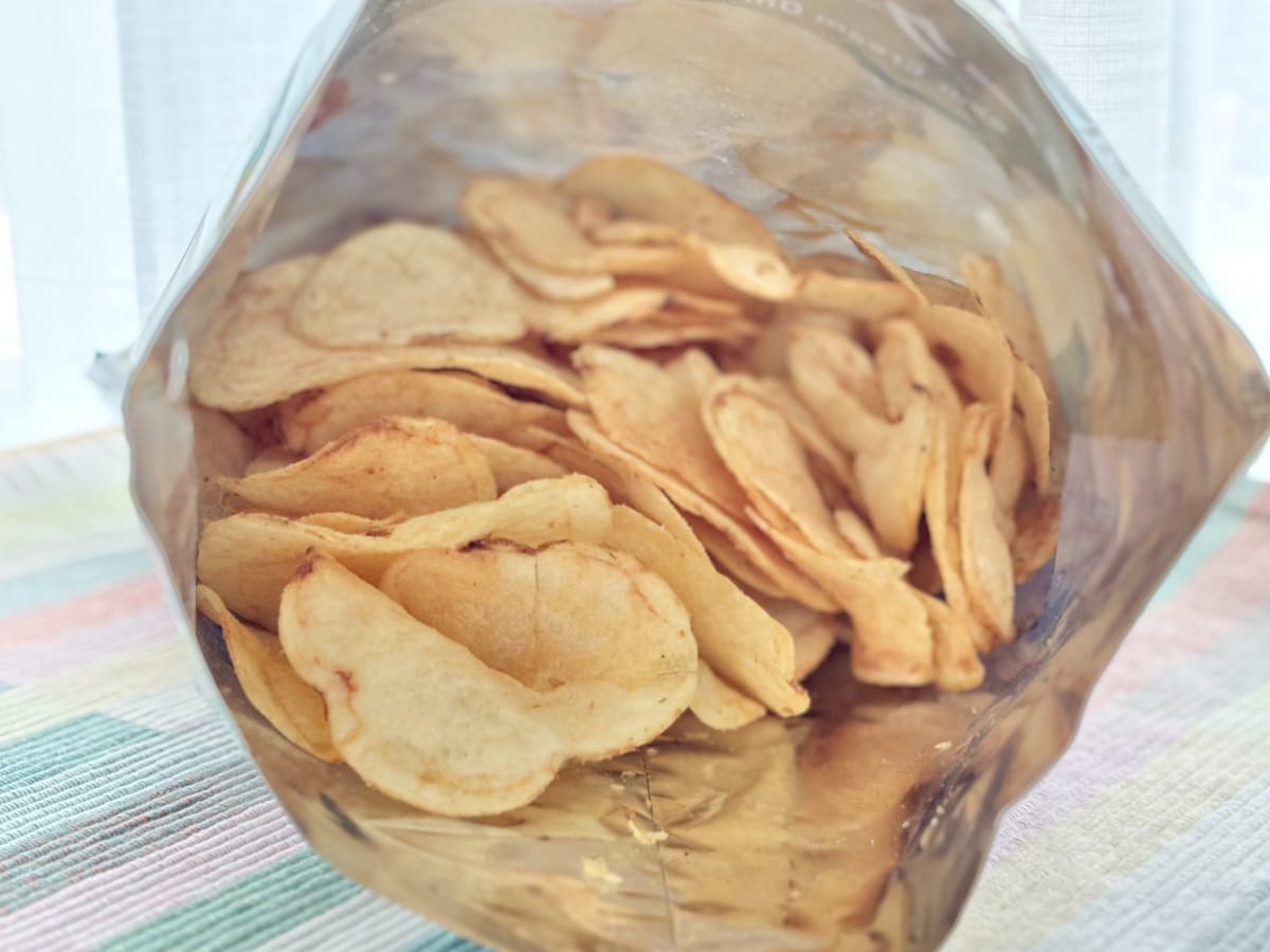 やみつきポテチが薄切り＆ビッグに！【ファミマ】中毒性ありの商品を実食