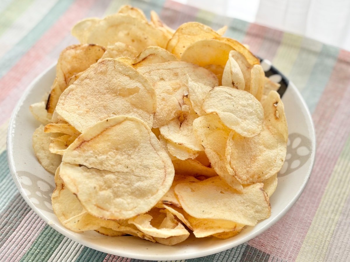 やみつきポテチが薄切り＆ビッグに！【ファミマ】中毒性ありの商品を実食