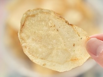 やみつきポテチが薄切り＆ビッグに！【ファミマ】中毒性ありの商品を実食
