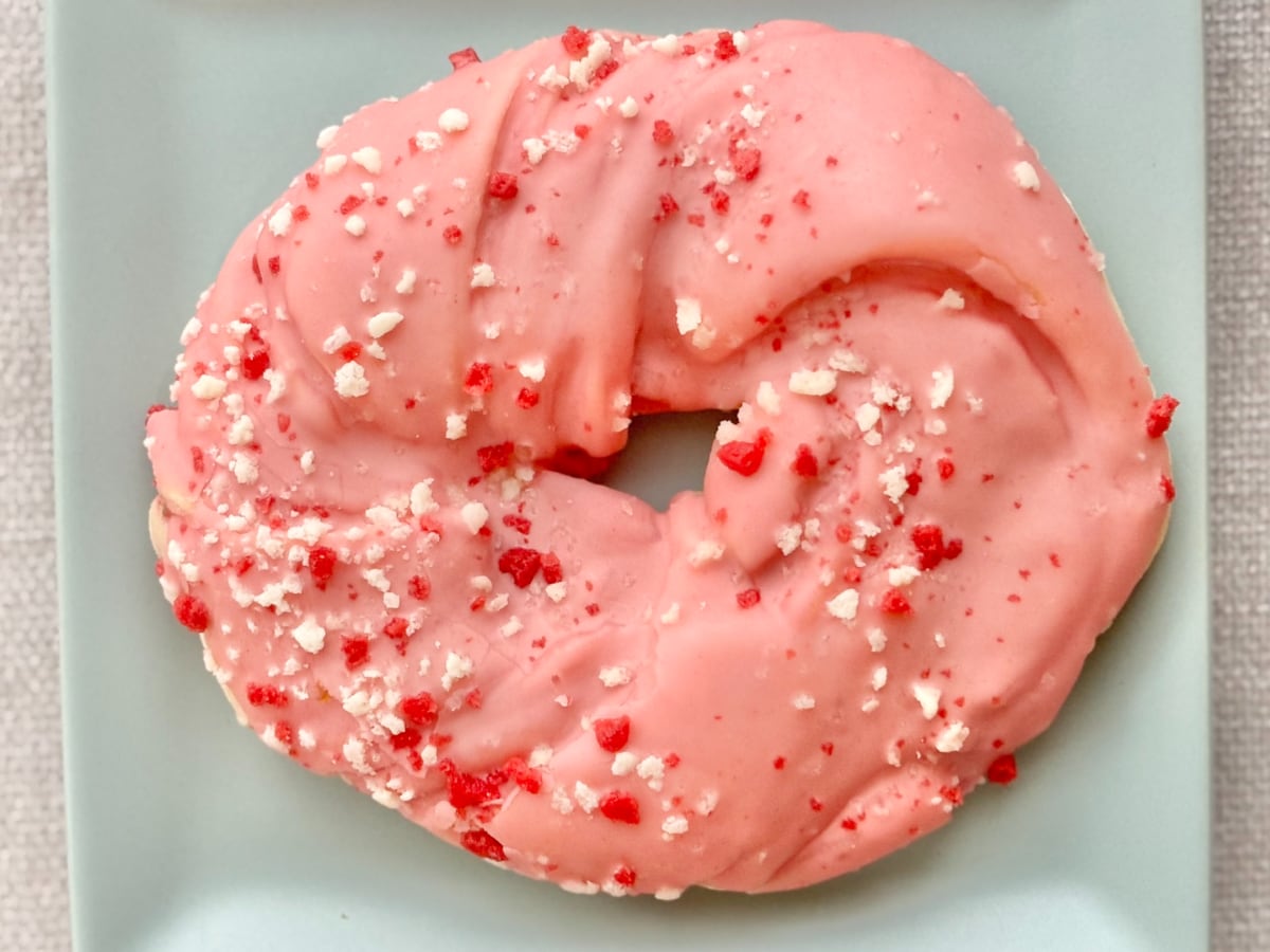 ドーナツみたいだけど実は……？【ファミマ】ピンクでかわいい新作を実食