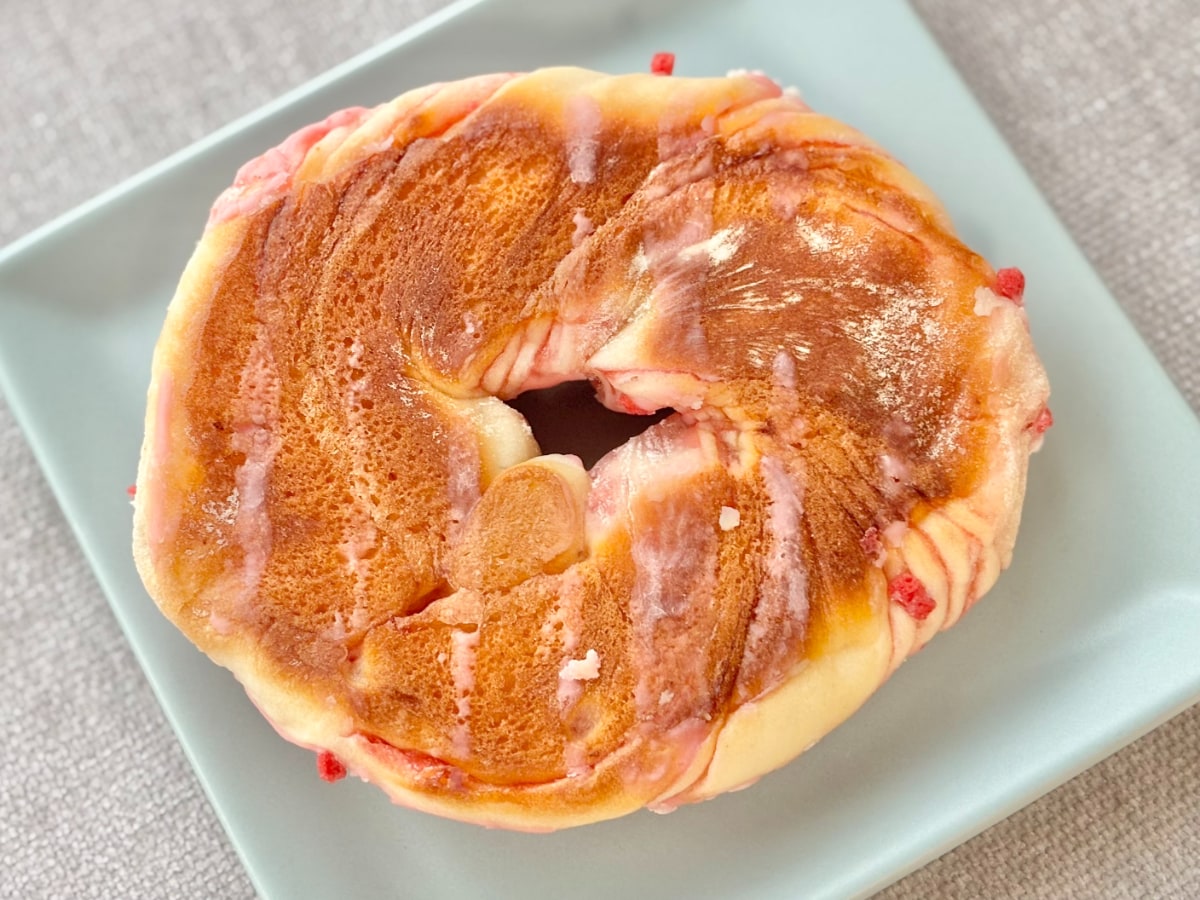 ドーナツみたいだけど実は……？【ファミマ】ピンクでかわいい新作を実食