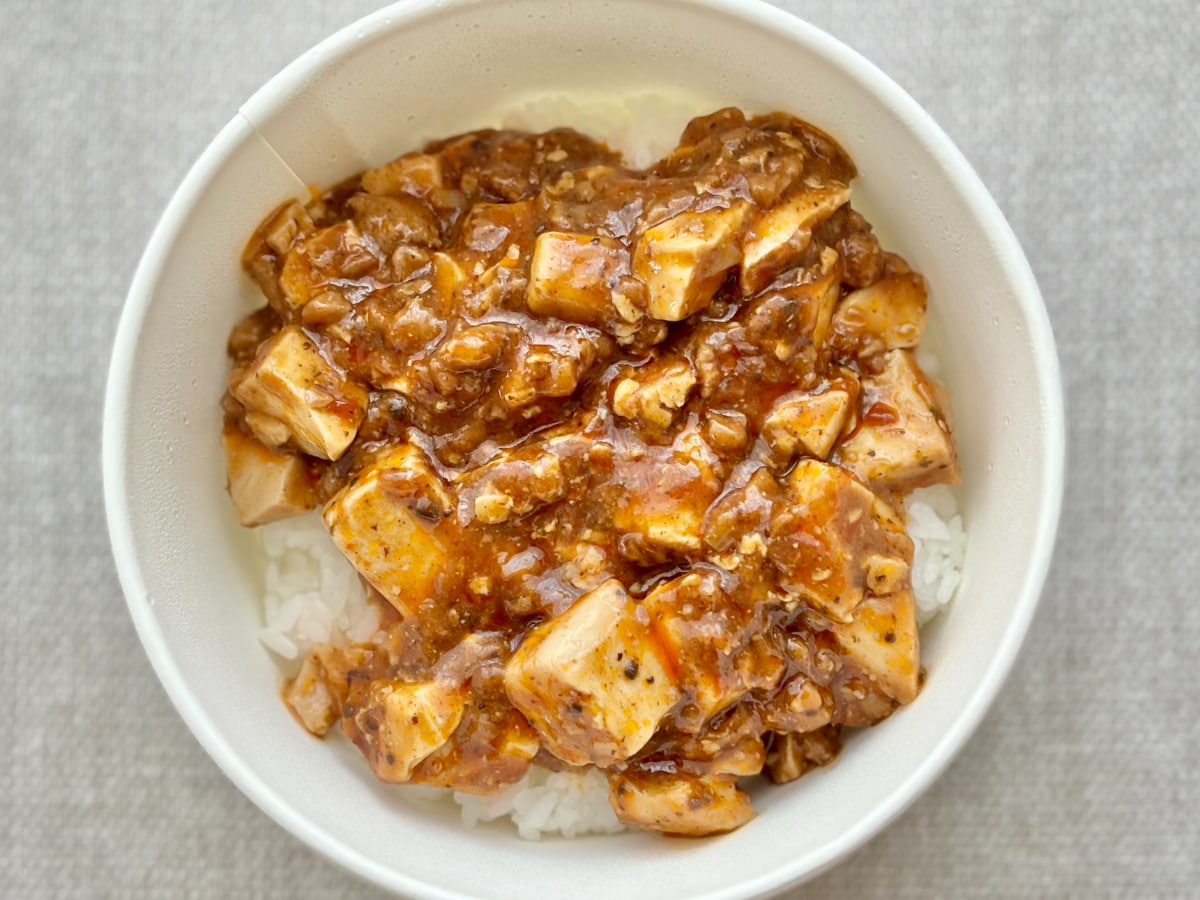 王道の組み合わせで大優勝!【ファミマ】食べ切りサイズもうれしい旨辛丼