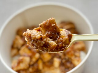 王道の組み合わせで大優勝！【ファミマ】食べ切りサイズもうれしい旨辛丼