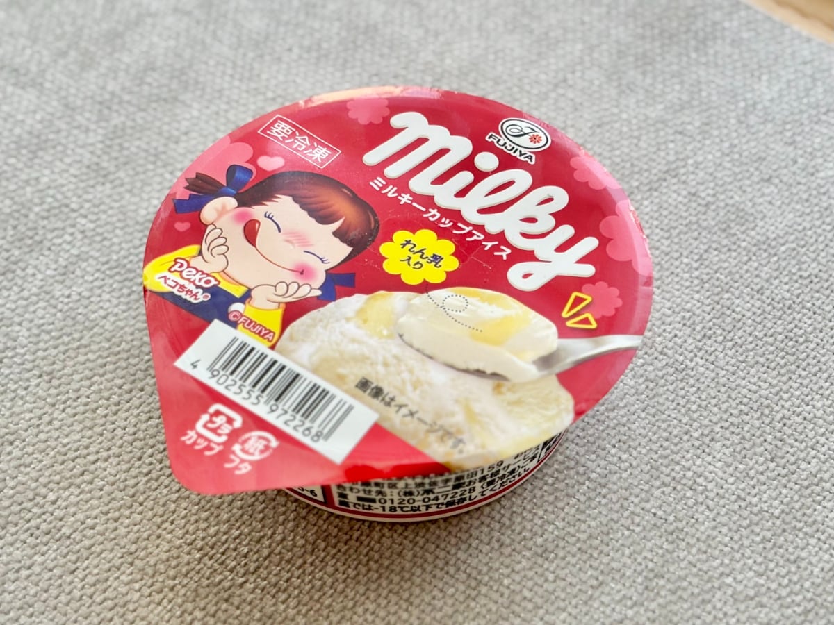 一見、真っ白だけど……【ファミマ限定】人気おやつとのコラボアイス