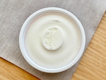 一見、真っ白だけど……【ファミマ限定】人気おやつとのコラボアイス