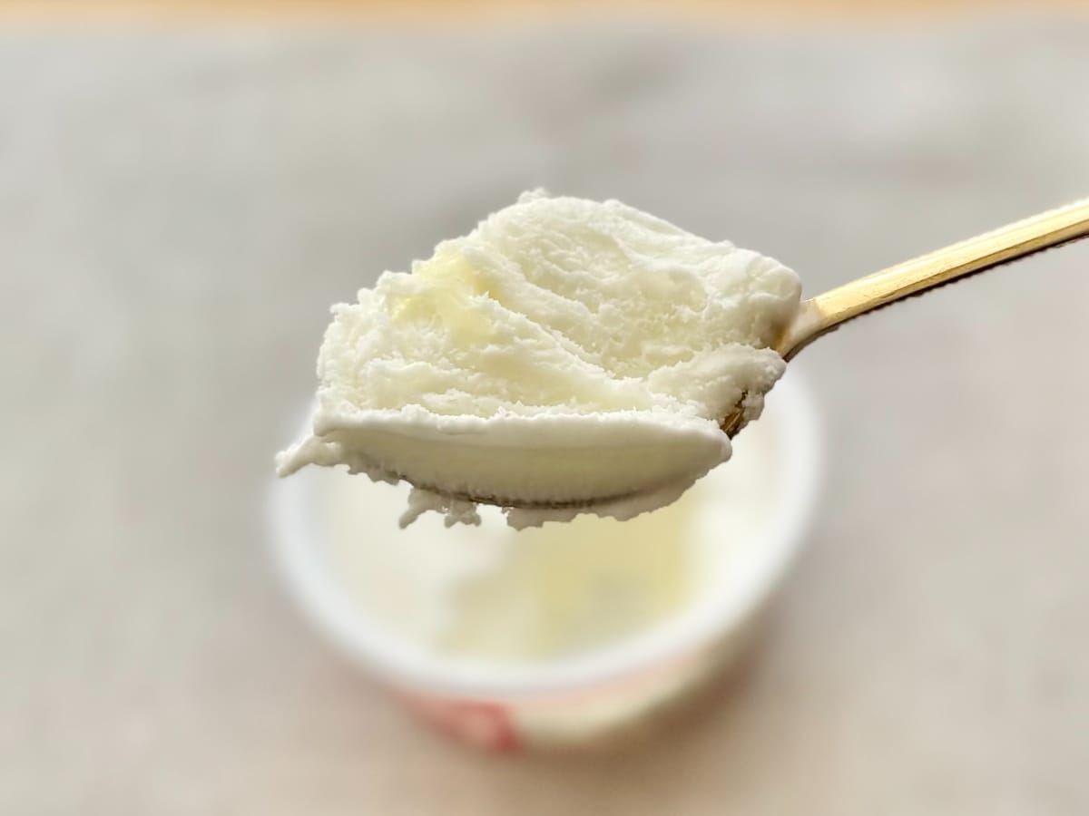 一見、真っ白だけど……【ファミマ限定】人気おやつとのコラボアイス