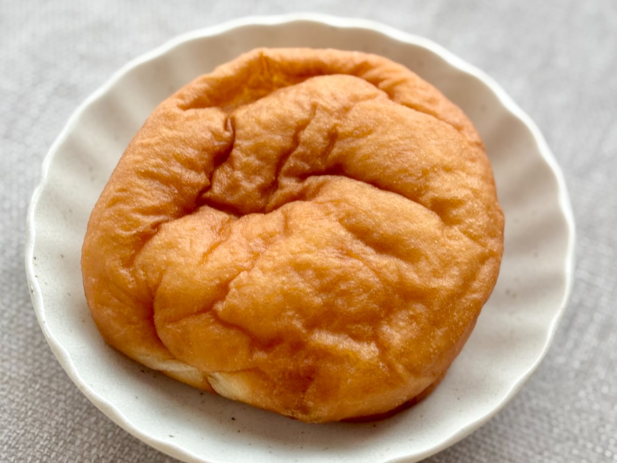 見た目は地味な『パン』。その正体は?【ローソン】再登場した人気商品