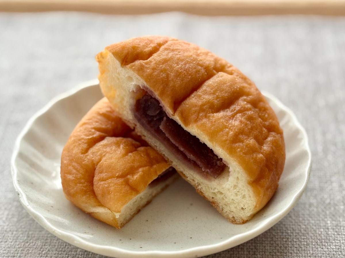 見た目は地味な『パン』。その正体は?【ローソン】再登場した人気商品