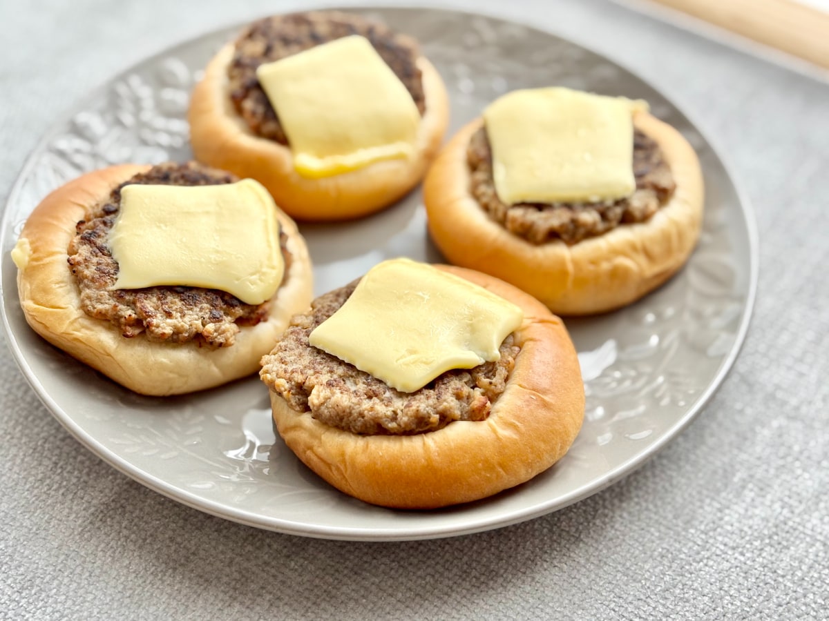 子ども心くすぐられるやつ〜！【セブン】小さいのに豪快な新作パンが登場