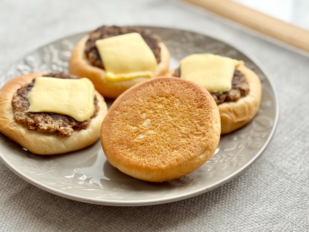 子ども心くすぐられるやつ〜！【セブン】小さいのに豪快な新作パンが登場