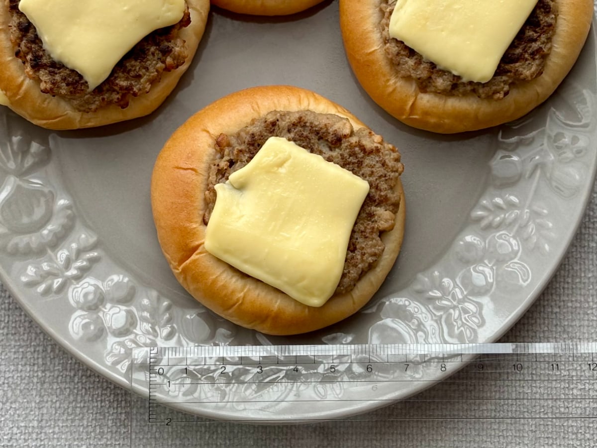 子ども心くすぐられるやつ〜！【セブン】小さいのに豪快な新作パンが登場